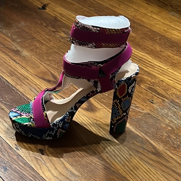 Multi Color Snake Print sz 11 Heels - Picture 4 of 6